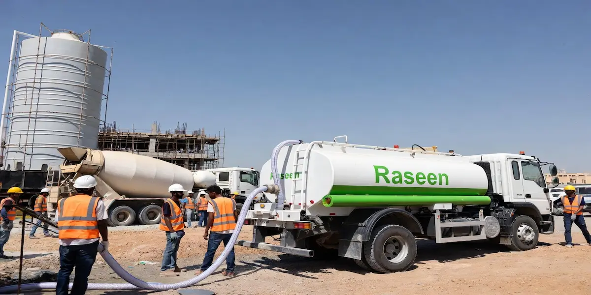 Clean Water Tanker Supply for Construction Sites UAE – Raseen White and green water tanker supplying fresh water at construction site in Sharjah by Raseen