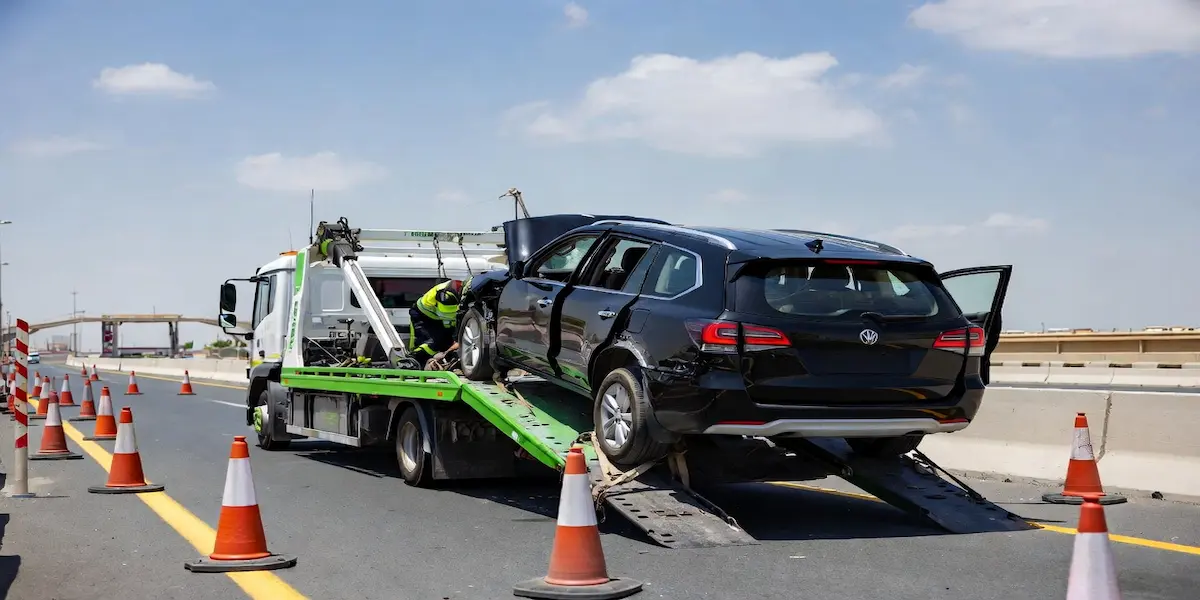 Car Recovery & Vehicle Towing Services UAE – Raseen Guide Professional flatbed car recovery on highway in Sharjah UAE by Raseen